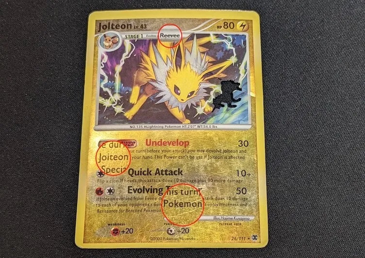 Falešná karta, která má chybně napsaný název Pokémona (správně je Eevee) nebo chybně napsané slovo Pokémon.